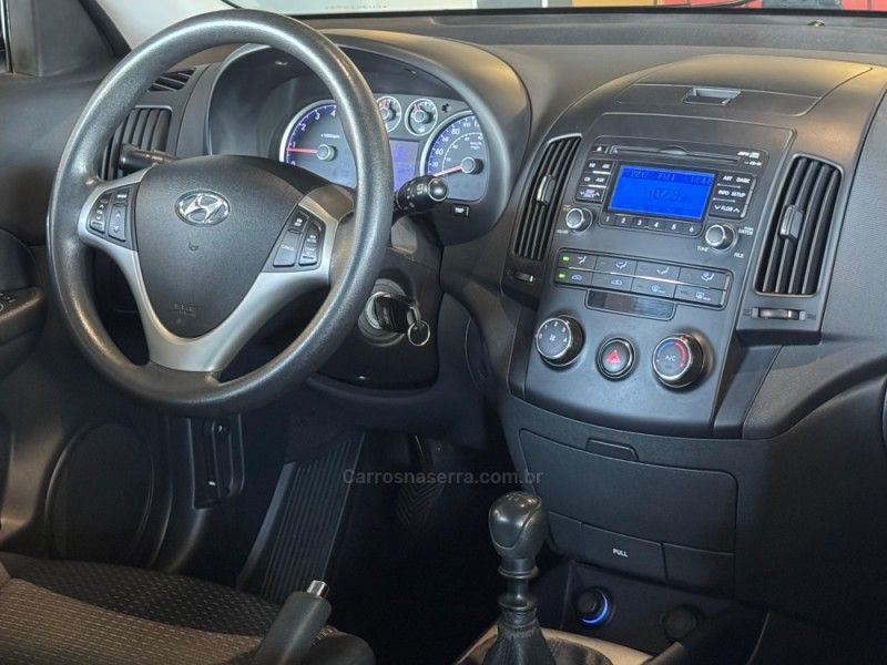 HYUNDAI I30 2.0 MPI 16V 2011/2012 GRIFFCAR MULTIMARCAS DOIS IRMÃOS / Carros no Vale