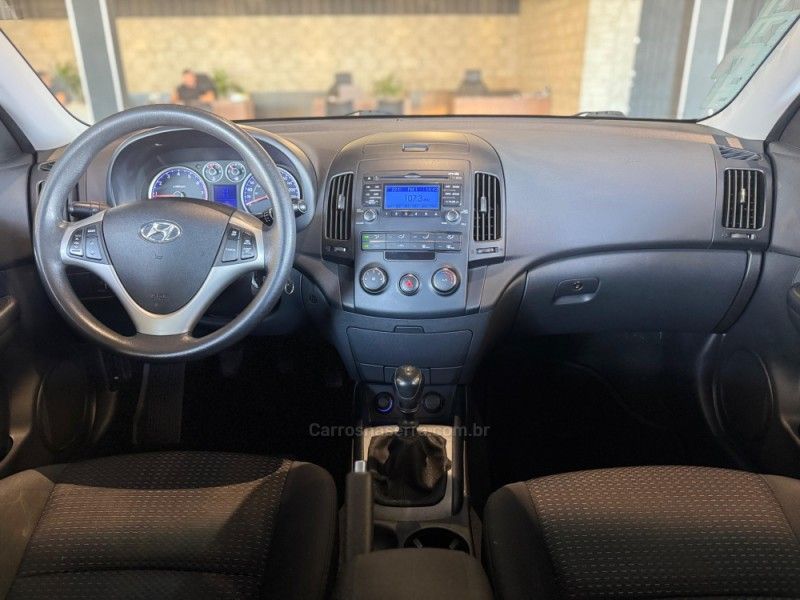 HYUNDAI I30 2.0 MPI 16V 2011/2012 GRIFFCAR MULTIMARCAS DOIS IRMÃOS / Carros no Vale