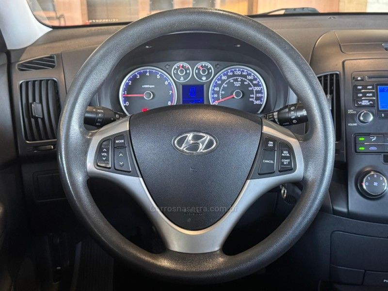 HYUNDAI I30 2.0 MPI 16V 2011/2012 GRIFFCAR MULTIMARCAS DOIS IRMÃOS / Carros no Vale