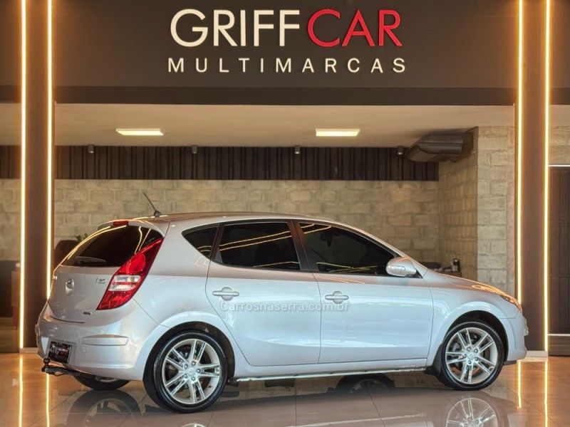 HYUNDAI I30 2.0 MPI 16V 2011/2012 GRIFFCAR MULTIMARCAS DOIS IRMÃOS / Carros no Vale