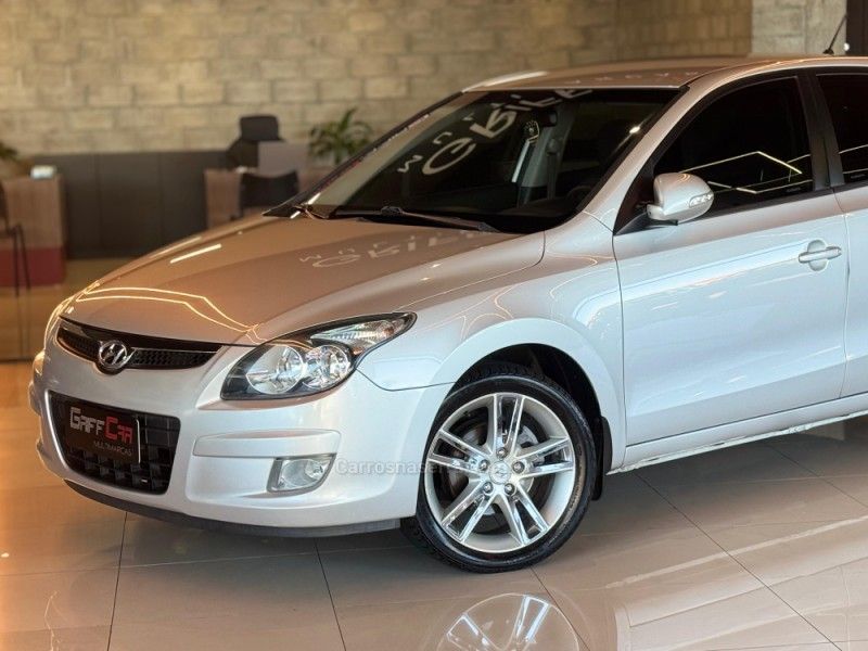 HYUNDAI I30 2.0 MPI 16V 2011/2012 GRIFFCAR MULTIMARCAS DOIS IRMÃOS / Carros no Vale