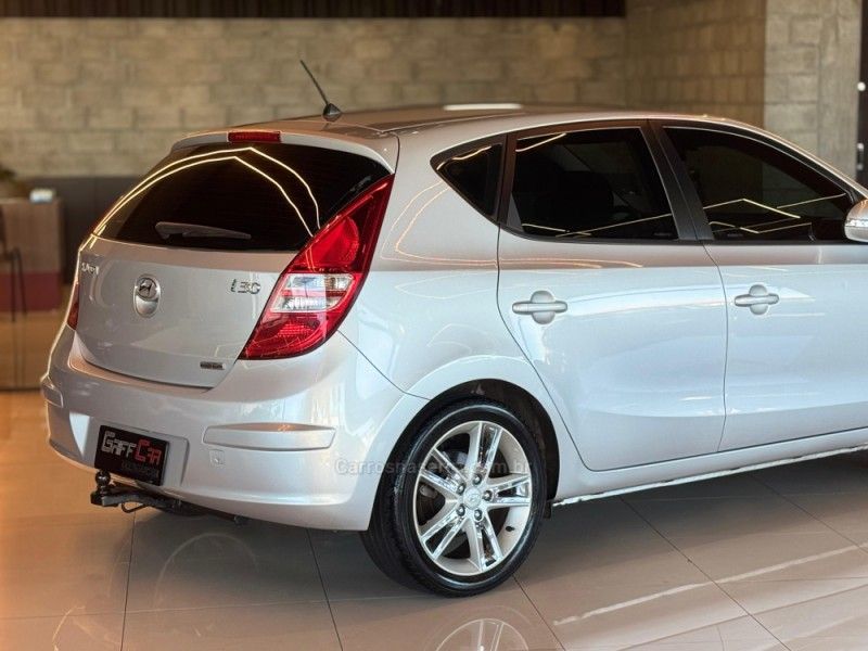 HYUNDAI I30 2.0 MPI 16V 2011/2012 GRIFFCAR MULTIMARCAS DOIS IRMÃOS / Carros no Vale