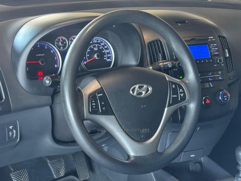 HYUNDAI I30 2.0 MPI 16V 2011/2012 GRIFFCAR MULTIMARCAS DOIS IRMÃOS / Carros no Vale