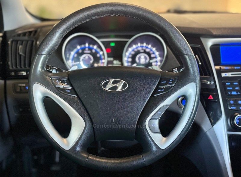 HYUNDAI SONATA 2.4 MPFI I4 16V 182CV 2012/2013 GRIFFCAR MULTIMARCAS DOIS IRMÃOS / Carros no Vale