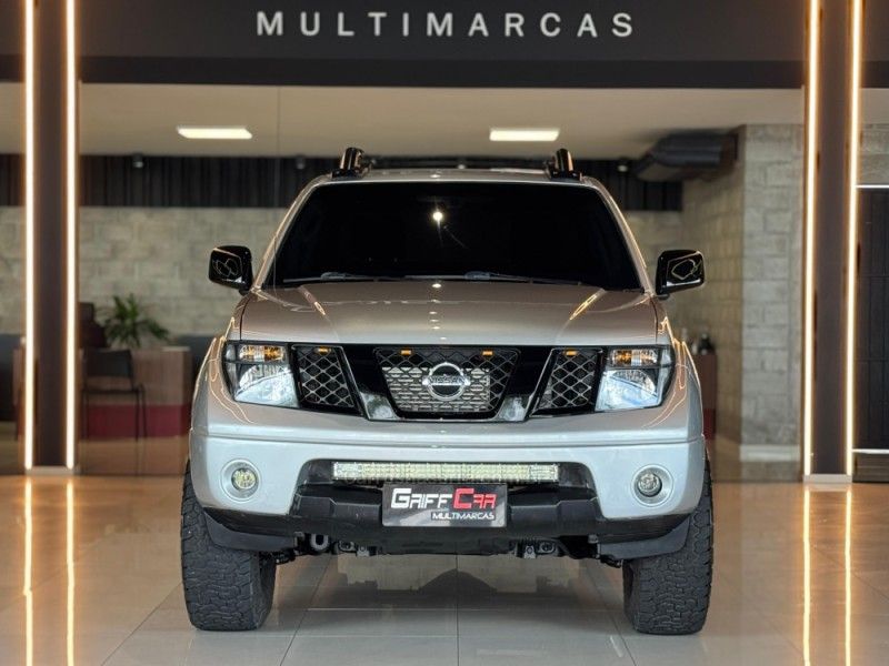 NISSAN FRONTIER 2.5 SE ATTACK 4X4 CD TURBO ELETRONIC 2011/2012 GRIFFCAR MULTIMARCAS DOIS IRMÃOS / Carros no Vale