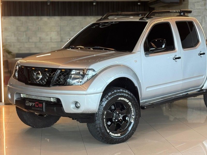 NISSAN FRONTIER 2.5 SE ATTACK 4X4 CD TURBO ELETRONIC 2011/2012 GRIFFCAR MULTIMARCAS DOIS IRMÃOS / Carros no Vale