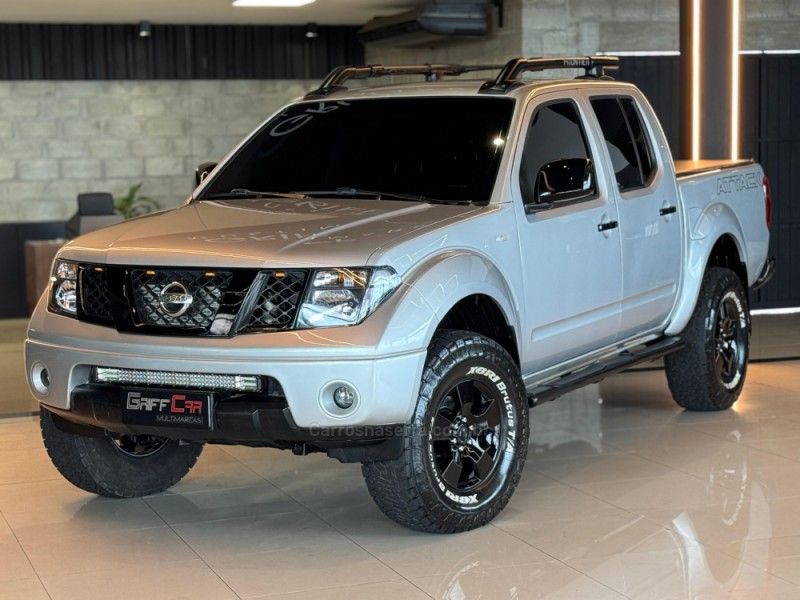 NISSAN FRONTIER 2.5 SE ATTACK 4X4 CD TURBO ELETRONIC 2011/2012 GRIFFCAR MULTIMARCAS DOIS IRMÃOS / Carros no Vale