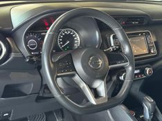 NISSAN KICKS 1.6 16V RIO XTRONIC 2016/2017 GRIFFCAR MULTIMARCAS DOIS IRMÃOS / Carros no Vale
