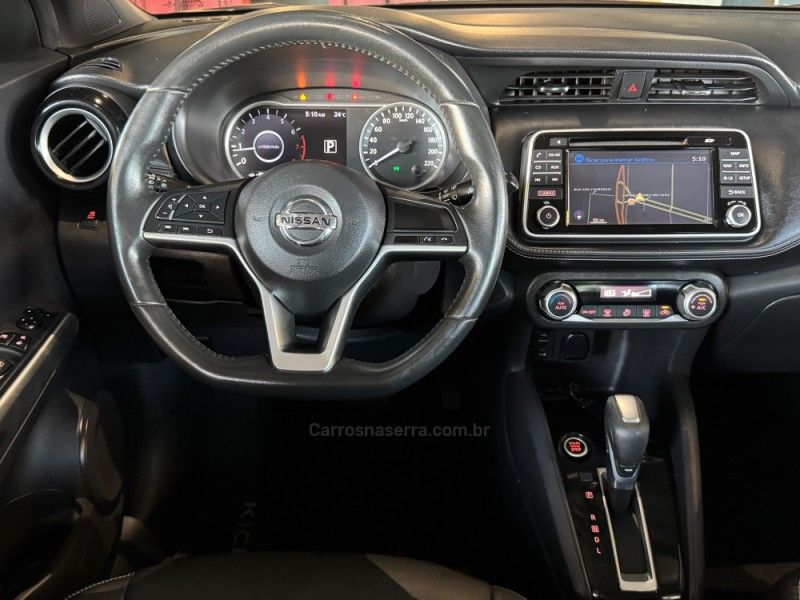 NISSAN KICKS 1.6 16V RIO XTRONIC 2016/2017 GRIFFCAR MULTIMARCAS DOIS IRMÃOS / Carros no Vale