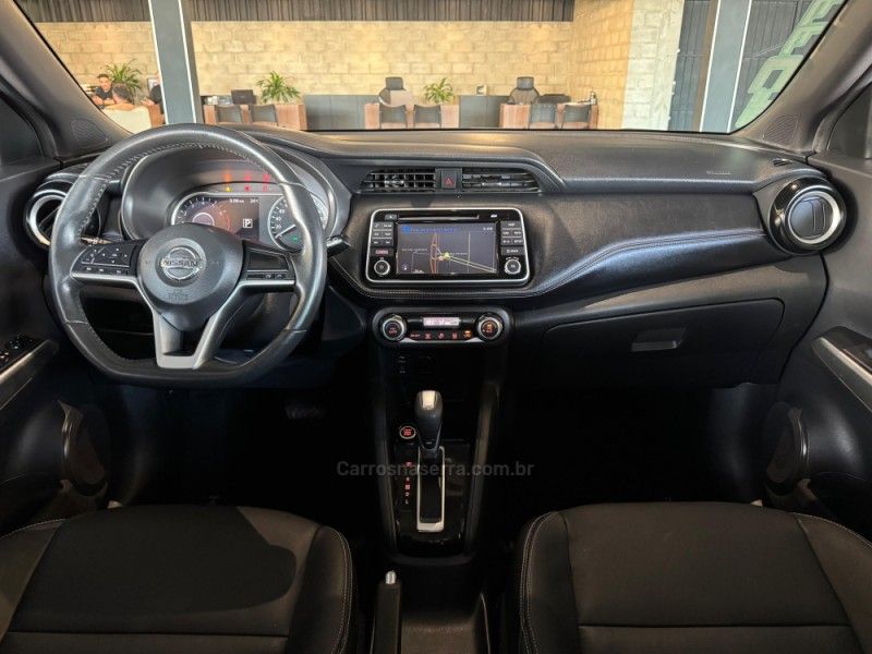 NISSAN KICKS 1.6 16V RIO XTRONIC 2016/2017 GRIFFCAR MULTIMARCAS DOIS IRMÃOS / Carros no Vale