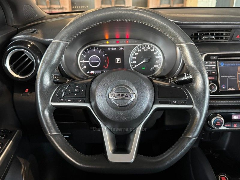 NISSAN KICKS 1.6 16V RIO XTRONIC 2016/2017 GRIFFCAR MULTIMARCAS DOIS IRMÃOS / Carros no Vale