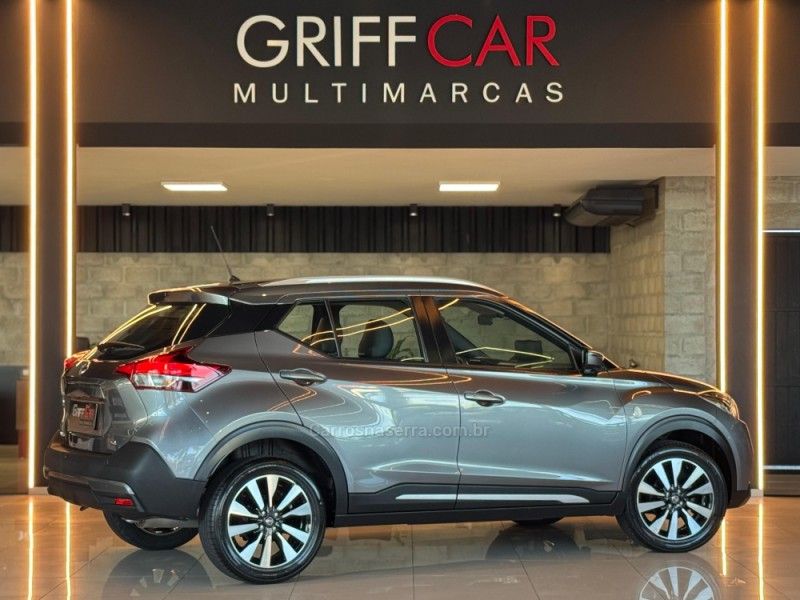 NISSAN KICKS 1.6 16V RIO XTRONIC 2016/2017 GRIFFCAR MULTIMARCAS DOIS IRMÃOS / Carros no Vale