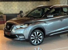 NISSAN KICKS 1.6 16V RIO XTRONIC 2016/2017 GRIFFCAR MULTIMARCAS DOIS IRMÃOS / Carros no Vale