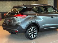 NISSAN KICKS 1.6 16V RIO XTRONIC 2016/2017 GRIFFCAR MULTIMARCAS DOIS IRMÃOS / Carros no Vale