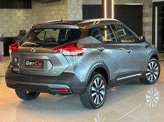 NISSAN KICKS 1.6 16V RIO XTRONIC 2016/2017 GRIFFCAR MULTIMARCAS DOIS IRMÃOS / Carros no Vale