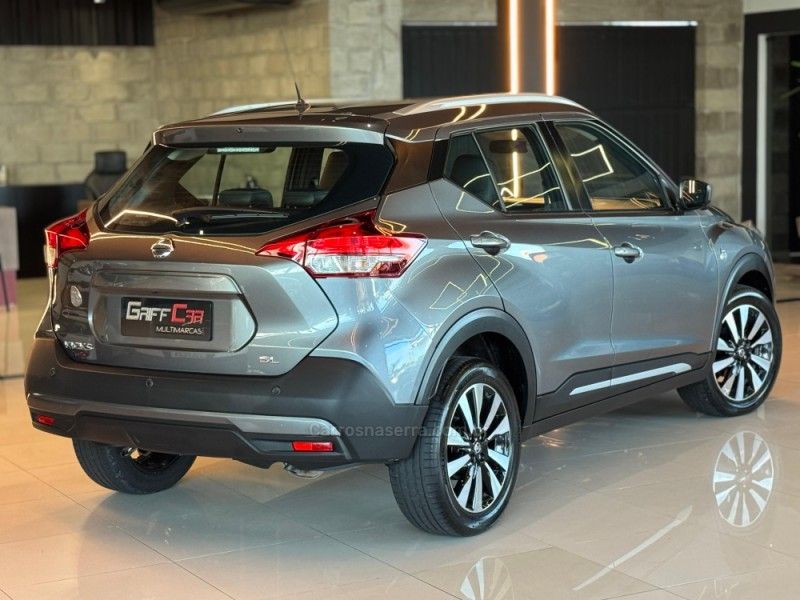 NISSAN KICKS 1.6 16V RIO XTRONIC 2016/2017 GRIFFCAR MULTIMARCAS DOIS IRMÃOS / Carros no Vale