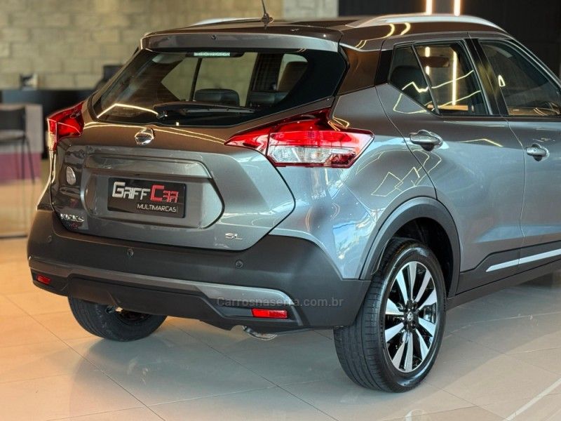 NISSAN KICKS 1.6 16V RIO XTRONIC 2016/2017 GRIFFCAR MULTIMARCAS DOIS IRMÃOS / Carros no Vale