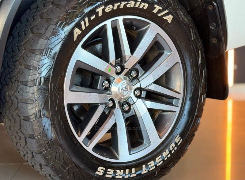 TOYOTA HILUX SW4 2.8 SRX 4X4 16V TURBO INTERCOOLER 2016/2017 GRIFFCAR MULTIMARCAS DOIS IRMÃOS / Carros no Vale