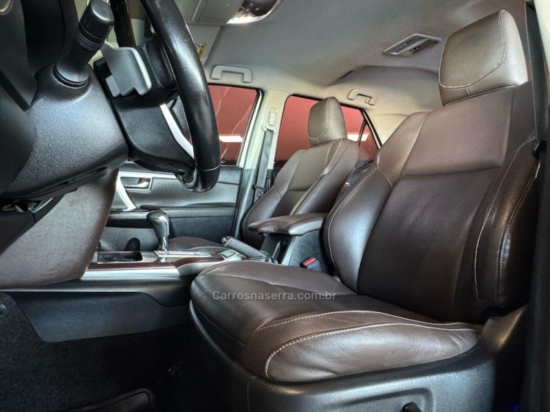 TOYOTA HILUX SW4 2.8 SRX 4X4 16V TURBO INTERCOOLER 2016/2017 GRIFFCAR MULTIMARCAS DOIS IRMÃOS / Carros no Vale