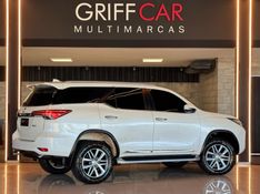 TOYOTA HILUX SW4 2.8 SRX 4X4 16V TURBO INTERCOOLER 2016/2017 GRIFFCAR MULTIMARCAS DOIS IRMÃOS / Carros no Vale