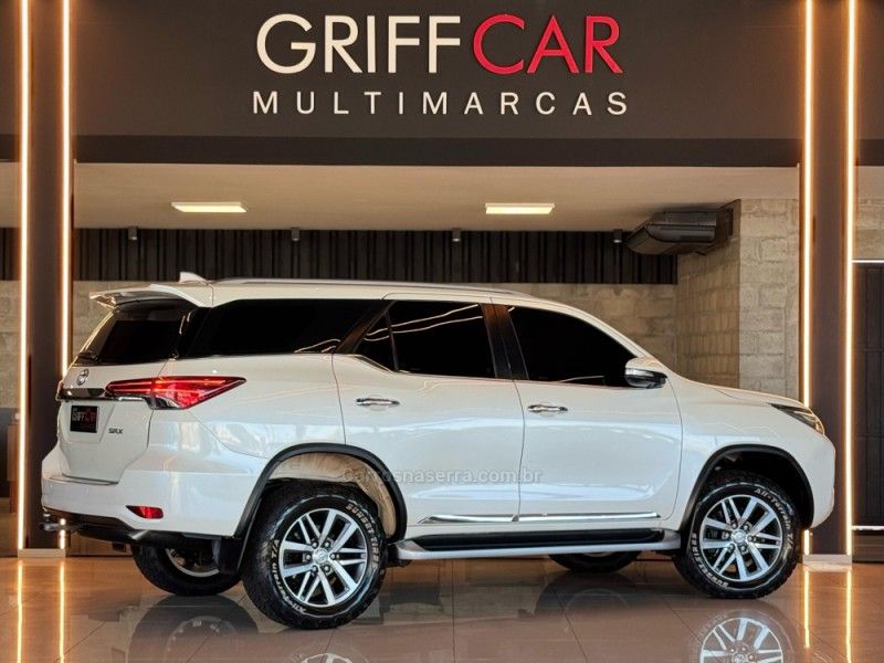 TOYOTA HILUX SW4 2.8 SRX 4X4 16V TURBO INTERCOOLER 2016/2017 GRIFFCAR MULTIMARCAS DOIS IRMÃOS / Carros no Vale