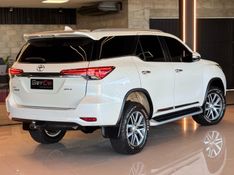 TOYOTA HILUX SW4 2.8 SRX 4X4 16V TURBO INTERCOOLER 2016/2017 GRIFFCAR MULTIMARCAS DOIS IRMÃOS / Carros no Vale