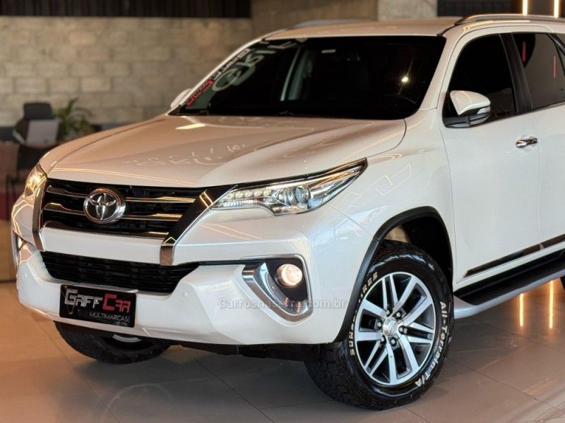 TOYOTA HILUX SW4 2.8 SRX 4X4 16V TURBO INTERCOOLER 2016/2017 GRIFFCAR MULTIMARCAS DOIS IRMÃOS / Carros no Vale