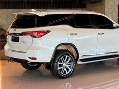 TOYOTA HILUX SW4 2.8 SRX 4X4 16V TURBO INTERCOOLER 2016/2017 GRIFFCAR MULTIMARCAS DOIS IRMÃOS / Carros no Vale
