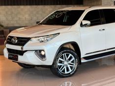 TOYOTA HILUX SW4 2.8 SRX 4X4 16V TURBO INTERCOOLER 2016/2017 GRIFFCAR MULTIMARCAS DOIS IRMÃOS / Carros no Vale