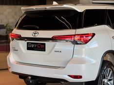 TOYOTA HILUX SW4 2.8 SRX 4X4 16V TURBO INTERCOOLER 2016/2017 GRIFFCAR MULTIMARCAS DOIS IRMÃOS / Carros no Vale