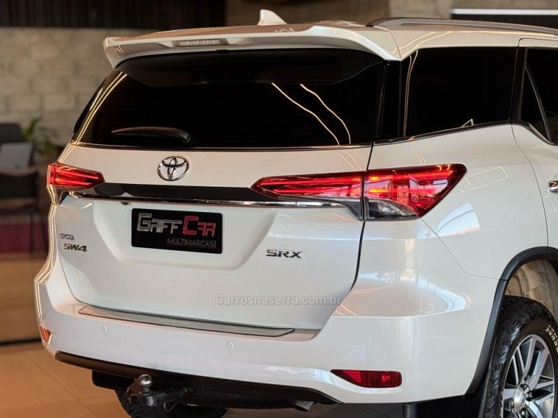 TOYOTA HILUX SW4 2.8 SRX 4X4 16V TURBO INTERCOOLER 2016/2017 GRIFFCAR MULTIMARCAS DOIS IRMÃOS / Carros no Vale