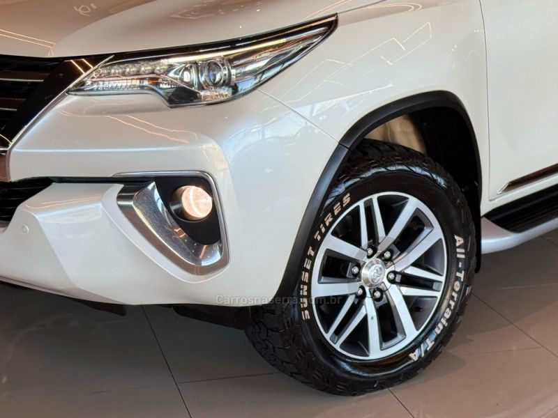 TOYOTA HILUX SW4 2.8 SRX 4X4 16V TURBO INTERCOOLER 2016/2017 GRIFFCAR MULTIMARCAS DOIS IRMÃOS / Carros no Vale