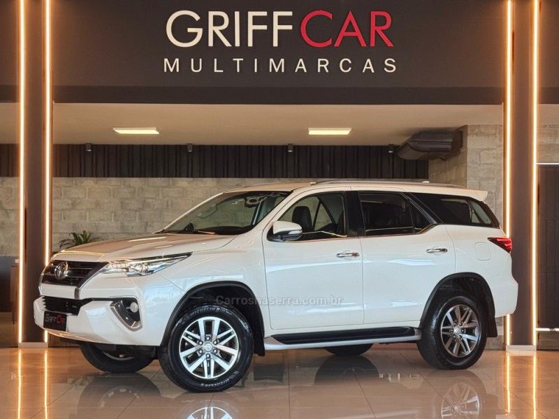 TOYOTA HILUX SW4 2.8 SRX 4X4 7 LUGARES 16V TURBO INTERCOOLER 2016/2017 GRIFFCAR MULTIMARCAS DOIS IRMÃOS / Carros no Vale
