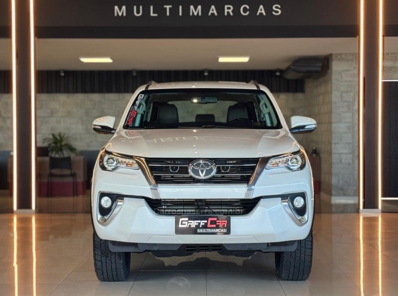 TOYOTA HILUX SW4 2.8 SRX 4X4 7 LUGARES 16V TURBO INTERCOOLER 2016/2017 GRIFFCAR MULTIMARCAS DOIS IRMÃOS / Carros no Vale
