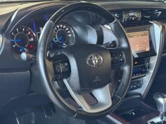 TOYOTA HILUX SW4 2.8 SRX 4X4 7 LUGARES 16V TURBO INTERCOOLER 2016/2017 GRIFFCAR MULTIMARCAS DOIS IRMÃOS / Carros no Vale