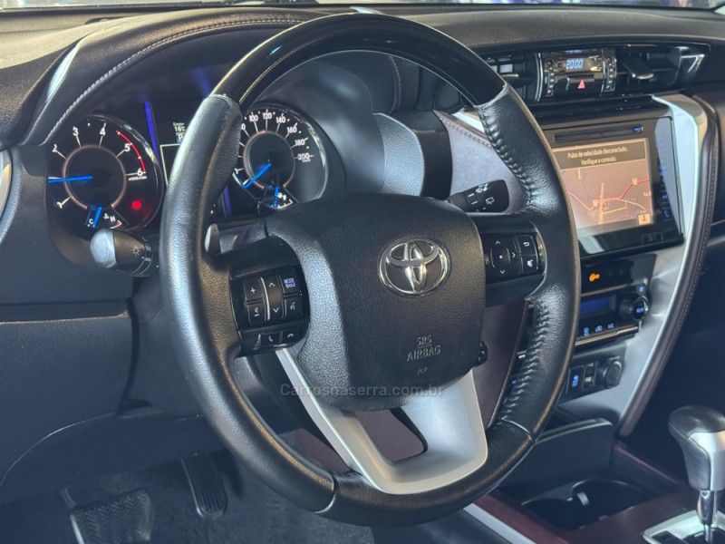 TOYOTA HILUX SW4 2.8 SRX 4X4 7 LUGARES 16V TURBO INTERCOOLER 2016/2017 GRIFFCAR MULTIMARCAS DOIS IRMÃOS / Carros no Vale