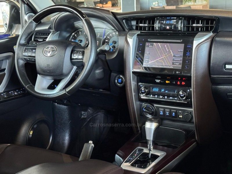 TOYOTA HILUX SW4 2.8 SRX 4X4 7 LUGARES 16V TURBO INTERCOOLER 2016/2017 GRIFFCAR MULTIMARCAS DOIS IRMÃOS / Carros no Vale
