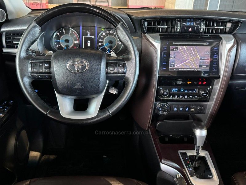 TOYOTA HILUX SW4 2.8 SRX 4X4 7 LUGARES 16V TURBO INTERCOOLER 2016/2017 GRIFFCAR MULTIMARCAS DOIS IRMÃOS / Carros no Vale