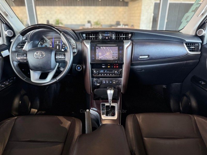 TOYOTA HILUX SW4 2.8 SRX 4X4 7 LUGARES 16V TURBO INTERCOOLER 2016/2017 GRIFFCAR MULTIMARCAS DOIS IRMÃOS / Carros no Vale