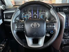 TOYOTA HILUX SW4 2.8 SRX 4X4 7 LUGARES 16V TURBO INTERCOOLER 2016/2017 GRIFFCAR MULTIMARCAS DOIS IRMÃOS / Carros no Vale