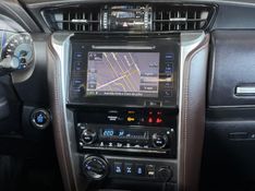 TOYOTA HILUX SW4 2.8 SRX 4X4 7 LUGARES 16V TURBO INTERCOOLER 2016/2017 GRIFFCAR MULTIMARCAS DOIS IRMÃOS / Carros no Vale