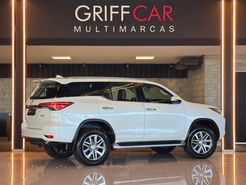 TOYOTA HILUX SW4 2.8 SRX 4X4 7 LUGARES 16V TURBO INTERCOOLER 2016/2017 GRIFFCAR MULTIMARCAS DOIS IRMÃOS / Carros no Vale