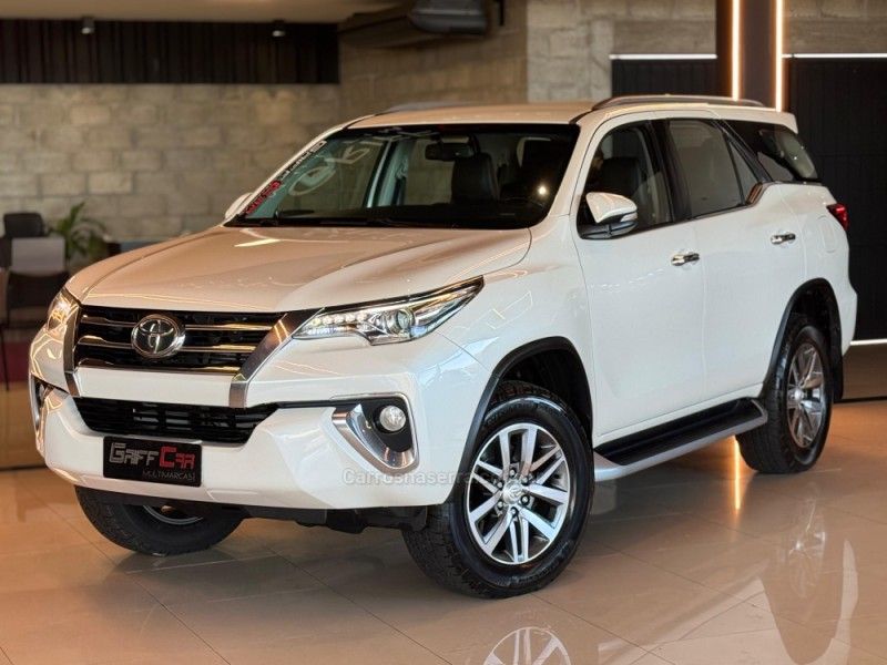 TOYOTA HILUX SW4 2.8 SRX 4X4 7 LUGARES 16V TURBO INTERCOOLER 2016/2017 GRIFFCAR MULTIMARCAS DOIS IRMÃOS / Carros no Vale