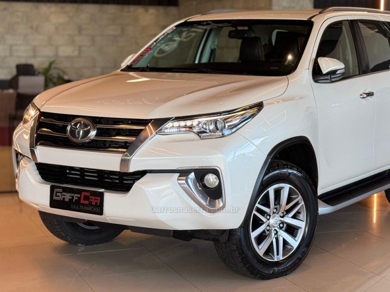 TOYOTA HILUX SW4 2.8 SRX 4X4 7 LUGARES 16V TURBO INTERCOOLER 2016/2017 GRIFFCAR MULTIMARCAS DOIS IRMÃOS / Carros no Vale