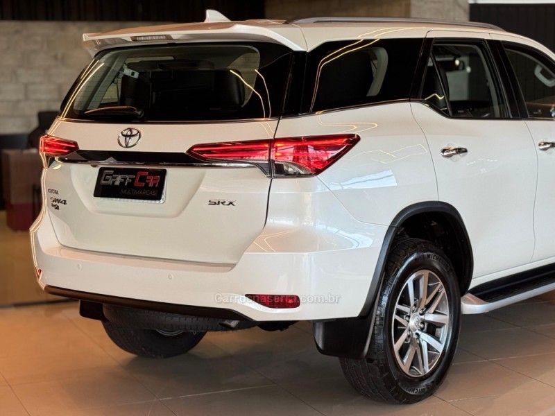 TOYOTA HILUX SW4 2.8 SRX 4X4 7 LUGARES 16V TURBO INTERCOOLER 2016/2017 GRIFFCAR MULTIMARCAS DOIS IRMÃOS / Carros no Vale