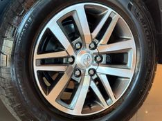 TOYOTA HILUX SW4 2.8 SRX 4X4 7 LUGARES 16V TURBO INTERCOOLER 2016/2017 GRIFFCAR MULTIMARCAS DOIS IRMÃOS / Carros no Vale