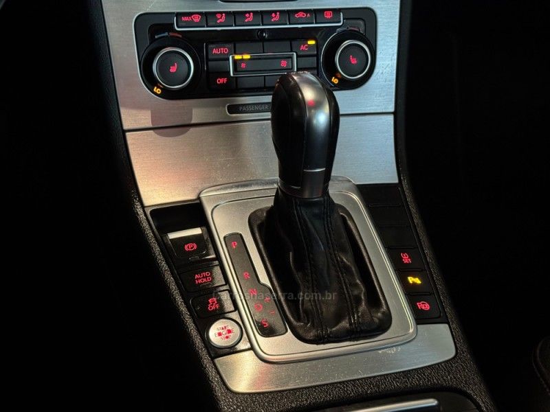 VOLKSWAGEN PASSAT 2.0 TSI HIGLHINE VARIANT AUTOMATIZADO 2011/2011 GRIFFCAR MULTIMARCAS DOIS IRMÃOS / Carros no Vale