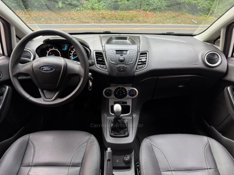 FORD FIESTA 1.6 SE HATCH 16V 2017/2017 KASPER VEÍCULOS DOIS IRMÃOS / Carros no Vale