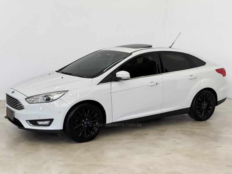 FORD FOCUS 2.0 TITANIUM FASTBACK 16V 2016/2016 FOCAR VEÍCULOS CAXIAS DO SUL / Carros no Vale