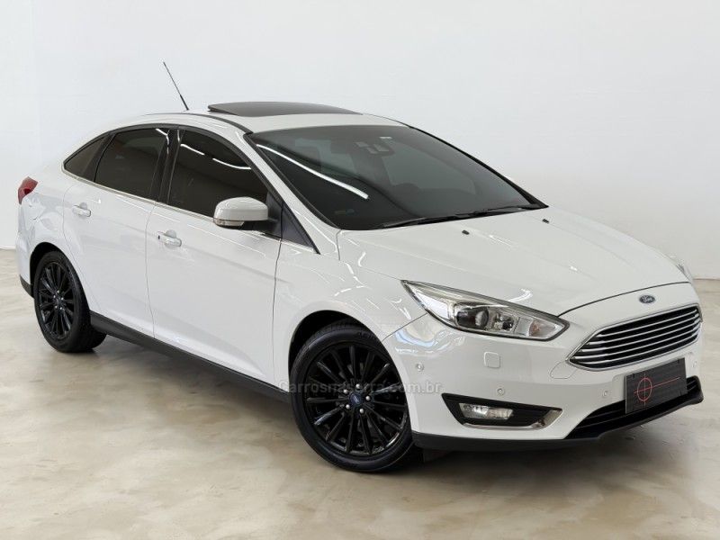 FORD FOCUS 2.0 TITANIUM FASTBACK 16V 2016/2016 FOCAR VEÍCULOS CAXIAS DO SUL / Carros no Vale